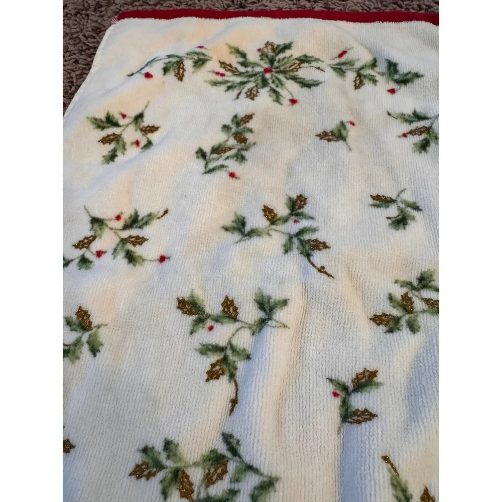 Lenox Holiday Nouveau Christmas Fingertip Towels Set of 2 Holly Gold Accents